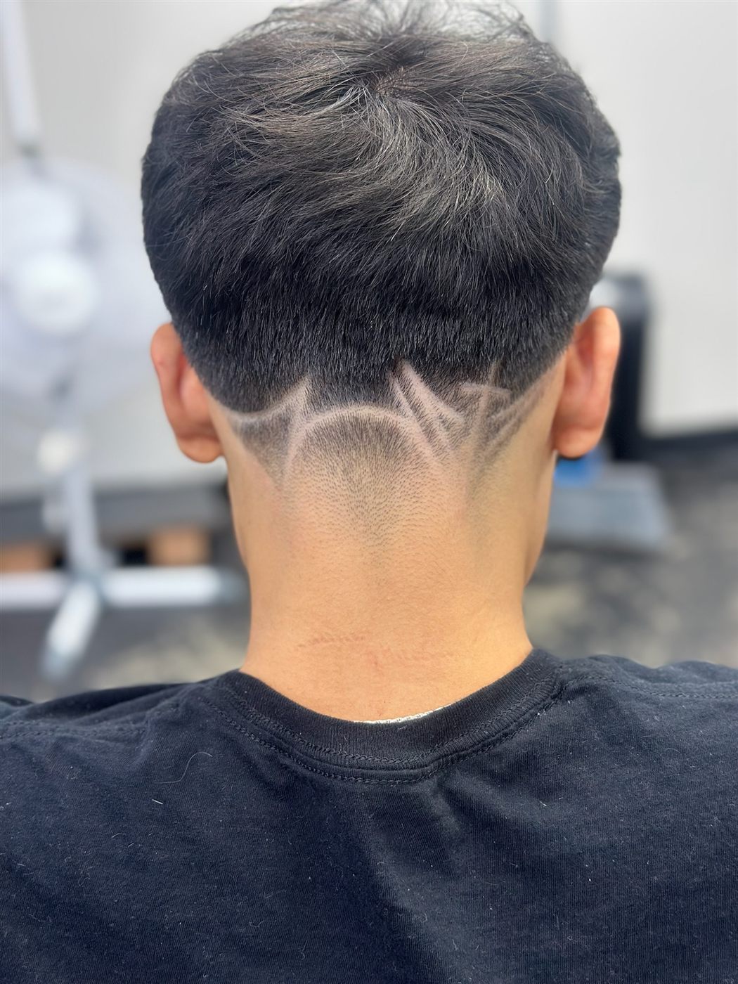 Haircut with detailed neckline design